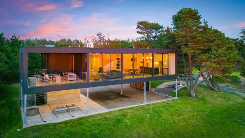 Surf Pines - Ocean Views, Fire Pit & Fireplace in Warrenton