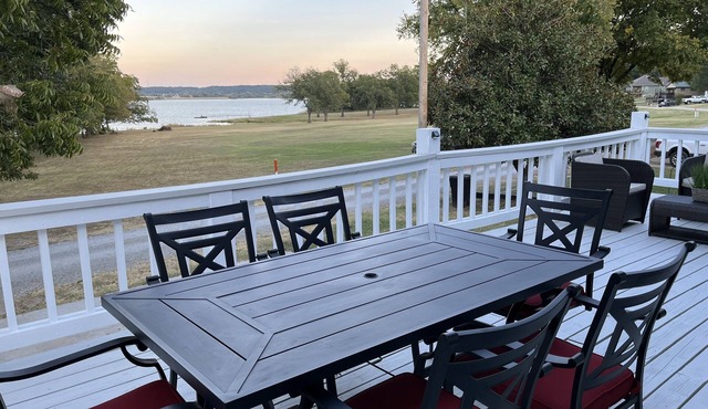 The Lily Pad at Lake Hudson with huge deck and lakefront view! in Pryor