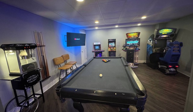 The Parkview House. Hot Tub, Arcade & Park! in Dubuque