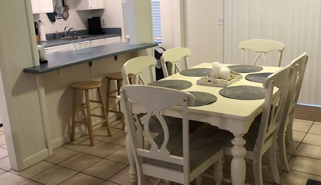 This condo is a stroll to the pier and 10 restaurants and 1.2 miles to beach! in St. Simons Island