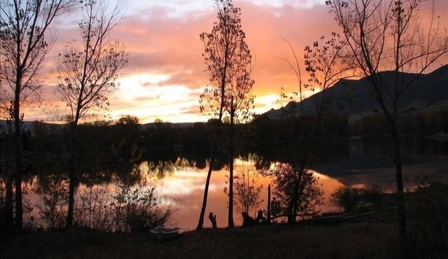 Three Lakes Getaway. Beautiful Waterfront Home, 5 miles to Wenatchee. in Malaga