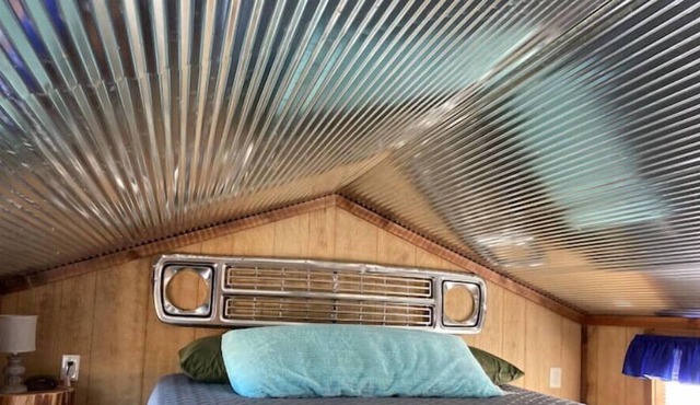 Tiny House #3 – One bedroom cabin near wineries, caves, hiking & floating! in Leasburg