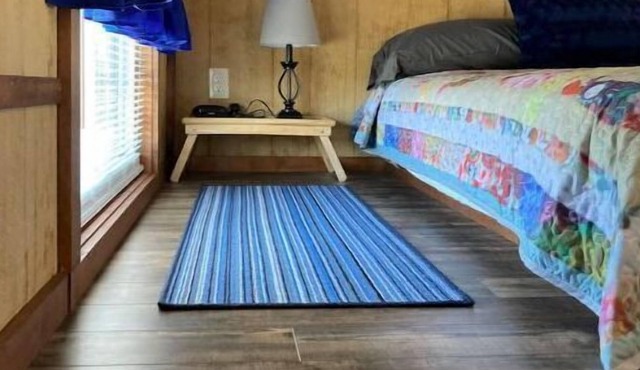 Tiny House #9 – One bedroom cabin near wineries, caves, hiking & floating! in Leasburg