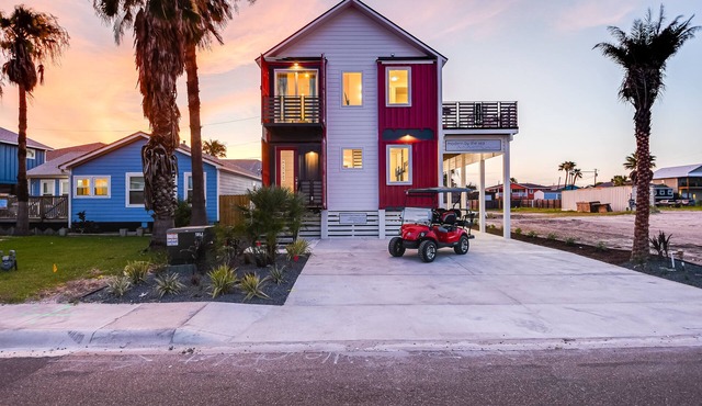 Unique container home in Port Aransas located only two blocks to the beach! Sle in Port Aransas