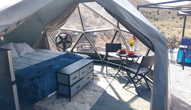 Unplug and unwind in our secluded off-grid glamping dome, nestled by a private lake. Enjoy the peace and quiet with all the comforts of home. in Laketown