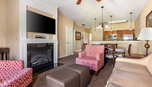 Unwind and Relax! Indoor & Outdoor Pools, Kitchen, Free Parking On-site! in Williamsburg
