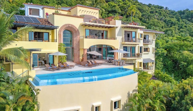 Villa Santa Cruz 8BR in Conchas Chinas