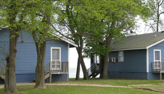 Virginia Landing Camping Resort Cabin 17 in Quinby