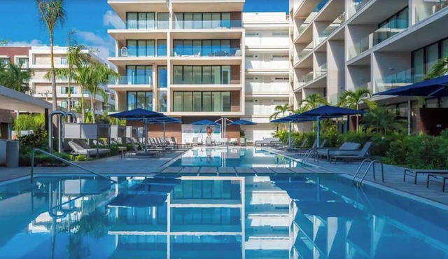 VOTED MOST LUXURIOUS! MODERN 3 Bedroom 100 steps to White Sand & Turquoise Water