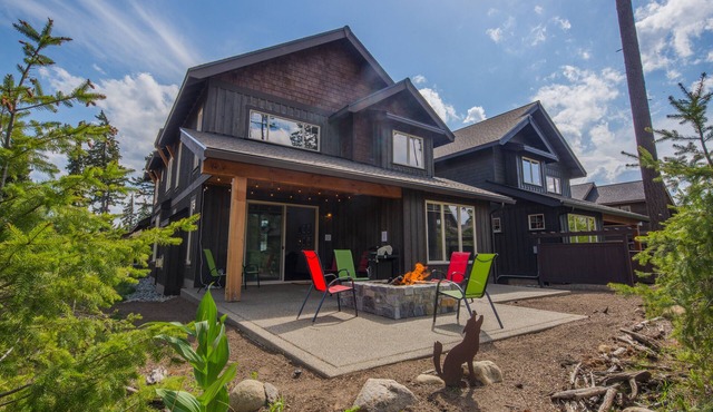 Walk to Golf and The Spa | Free WiFi | Private Hot Tub and Gas Fire Pit in Cle Elum