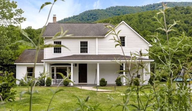 Walk to Old Rag | Hot Tub | Dog-Friendly Farmhouse in Sperryville