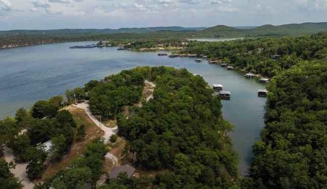 Waterfront Private Cove Fish and Kayak Sleeps 6 Close to SDC and Branson! in Galena