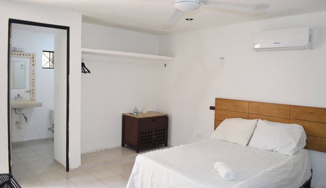 Well located studio near Paseo Montejo. Ideal for rest or home office