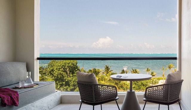White Sand Beachfront Retreat with Rooftop Hot Tubs