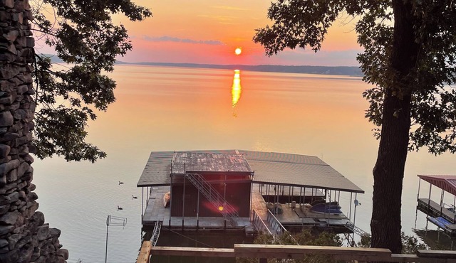 Wonderful wood lodge with 200’ lakefront. Dock Well appointed and stocked. in Disney