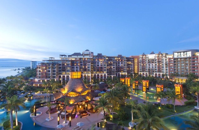 2 Bedroom Luxury Residence SUITE that sleeps 6 & OCEAN VIEWS!