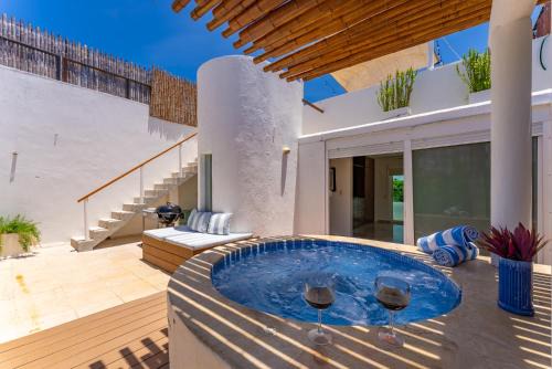 2 story PH 3B heated jacuzzi close beach