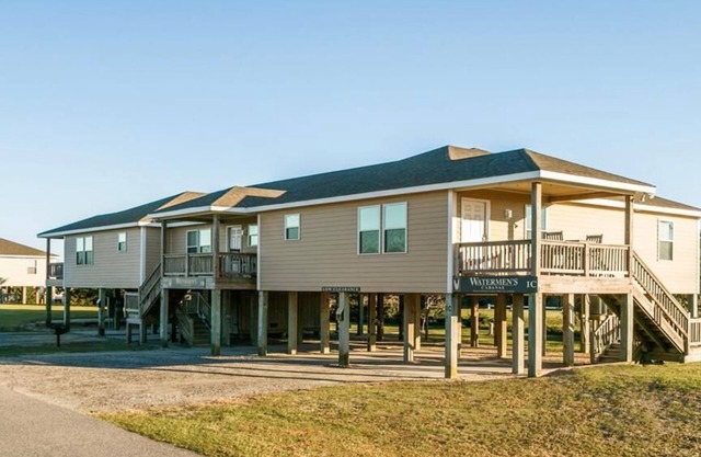 3-bedroom, 2-bathroom apartment. Walk to beach and access to REAL Watersports in Waves