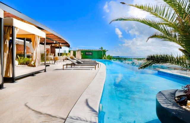 3BR Penthouse, Private Pool, Rooftop & Sleeps 8!