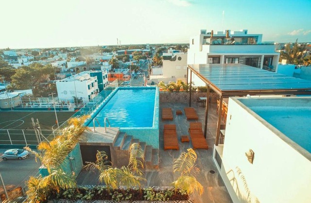401 2BR Penthouse, Rooftop w/ Pool/Bar, Sleeps 6!