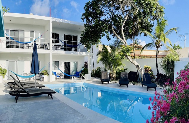 AQUA GUESTHOUSE 3~ STEPS FROM THE BEACH ~ POOL ~ A+ INTERNET
