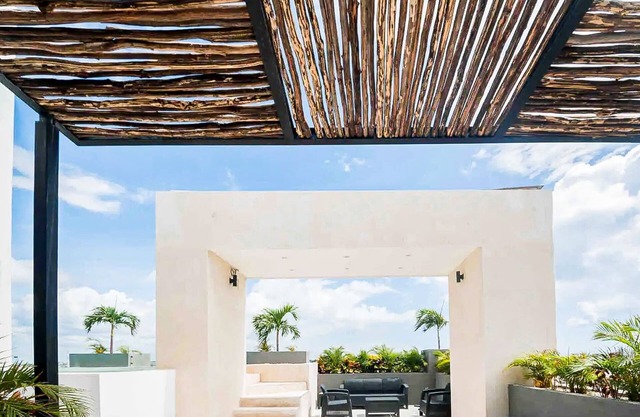 "El Nómada" ~ROOFTOP POOL~ Peaceful but Close to It ALL ~ Walk to Beaches & 5ª