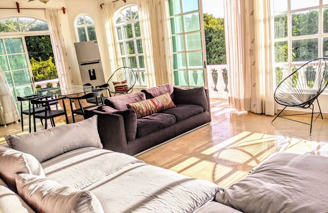 Finca Tropical: 18 bedroom house with pool, 1 minute from the beach