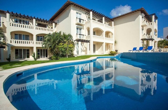 Great 2BR Condo Steps to Beach w/Pool Sleeps 8!