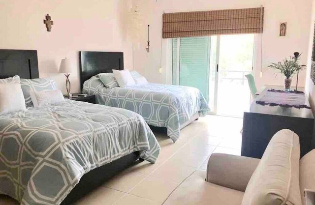 Lovely Penthouse, 24h security, great beds, ok for long term stays.