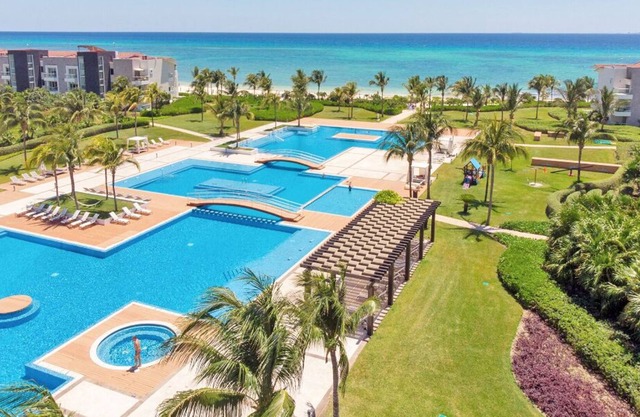 Luxury Beach Front, 2 bdr. with private jacuzzi