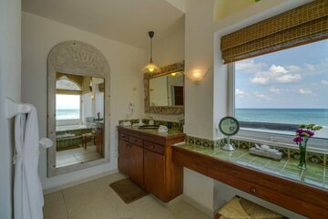 Luxury Beachfront/Oceanfront Villa-Beuatiful Beach,Infinity Pool, Full Staff!