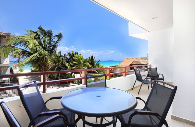 NEW LISTING! Oceanview 2 bedr condo, steps from the beach