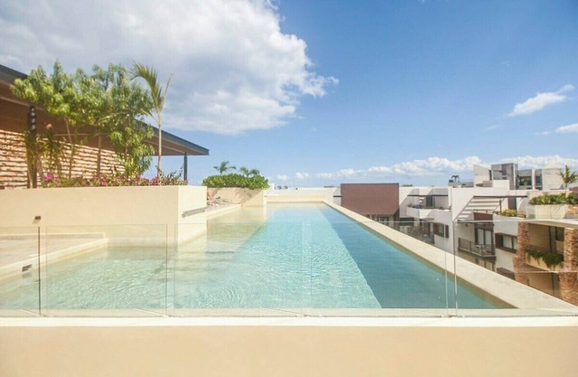 Oasis Studio w/Gym, Rooftop Pool, and City Views