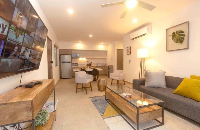 One Bedroom, Great Location, Large Roof Pool with beautiful views, Gym included