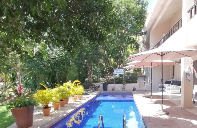 Quiet 2 bedroom Condo with pool 11 min to beach
