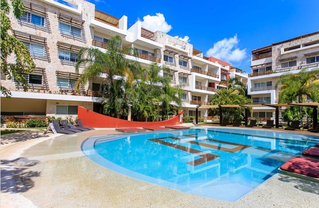 Spacious condo + Ground floor easypool access + gym + jacuzzi + games area