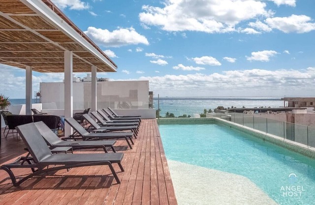 Stylish Condo | Oceanview Pool | Gym | Near Beach