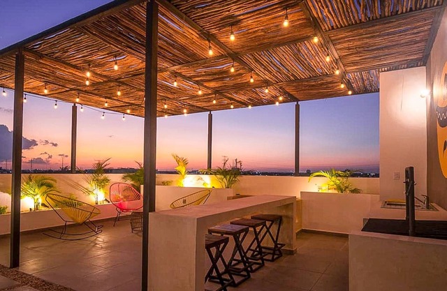 ~ Sunny & Private Studio ~ Pool + Rooftop Lounge ~ Minutes from the Beach Beaches & 5th Avenue!