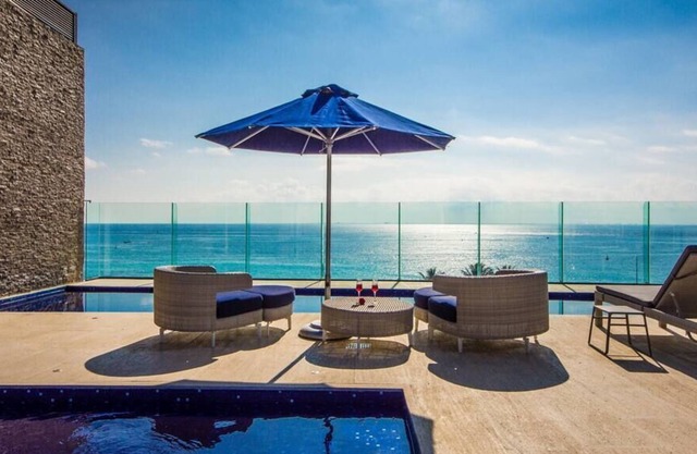 Upscale Classy Condo Just Steps from the Beach