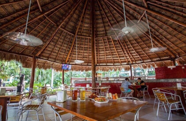 Vibrant Studio with Pools and Spa at Cozumel