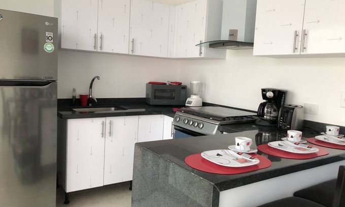 Puerto Juarez House | 1.6 mille from beach, 15 min the 5th. Av and Xcaret. Pool, Nespresso,wifi 60mbps