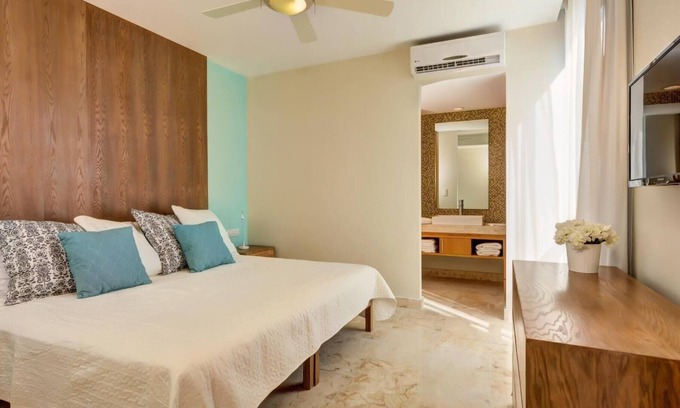 Downtown Condo | Central, Balcony, Rooftop Pool, 24 hr Security, Garage parking