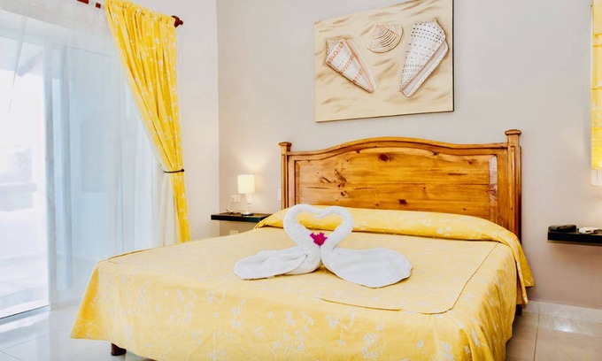 Playacar Bed & Breakfast | Deluxe Comfort Balcony Room With Swimming Pool Air Conditioning and Parking