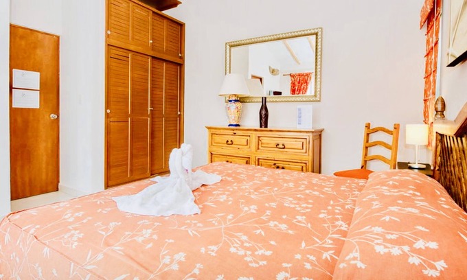 Playacar Bed & Breakfast | Executive Comfort Room With Swimming Pool Air Conditioning and Parking