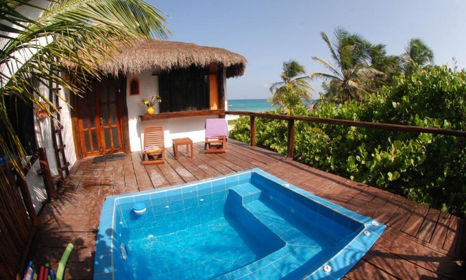 Zona Hotelera Apartment | Gorgeous Beach Front Studio with shared Small Pool