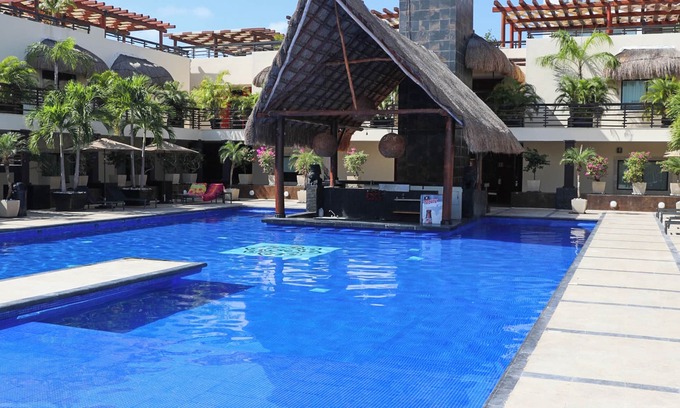 Downtown Apartment | Great 2 bedrooms condo just steps from the enchanting turquoise water