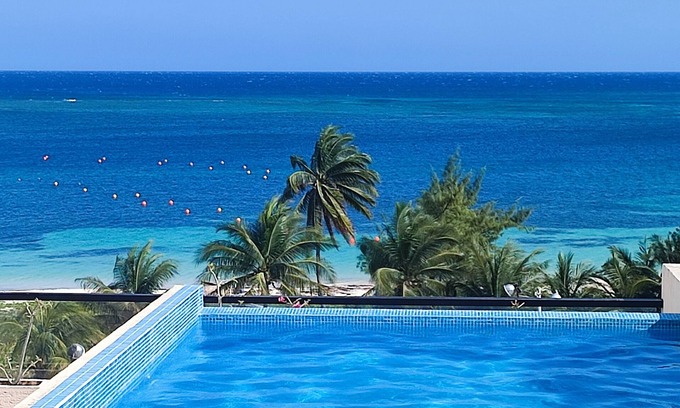 Puerto Morelos Condo | Modern 1-BR, close to beach, restaurants & supermarket. King bed & private patio
