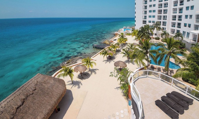 Zona Hotelera Norte Condo | Ocean Views at Peninsula Grand 1A