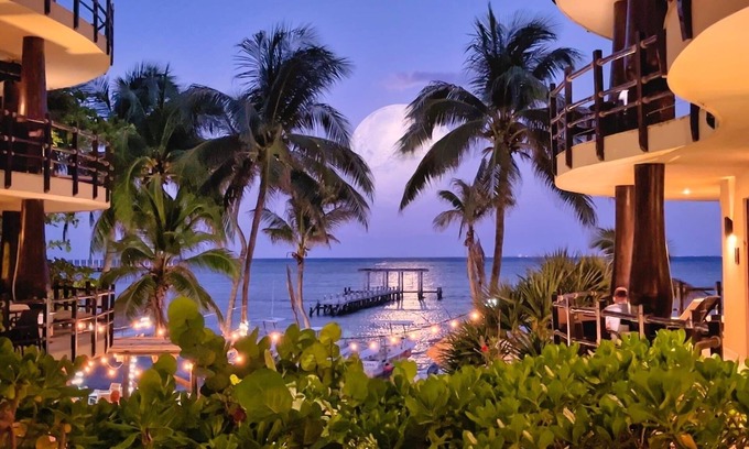 Downtown Condo | OceanFront condo on beach private hot tub! Minutes walk to restaurants and bars!
