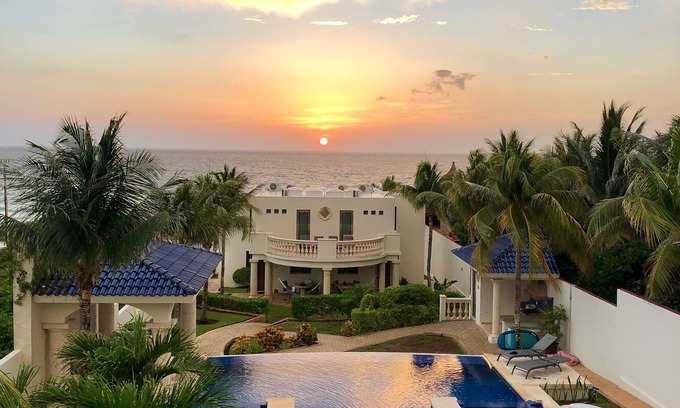Isla Mujeres Villa | Oceanfront Luxury at Casa De Las Palmas/Isla Mujeres/8BR/10BA/Sleeps 16